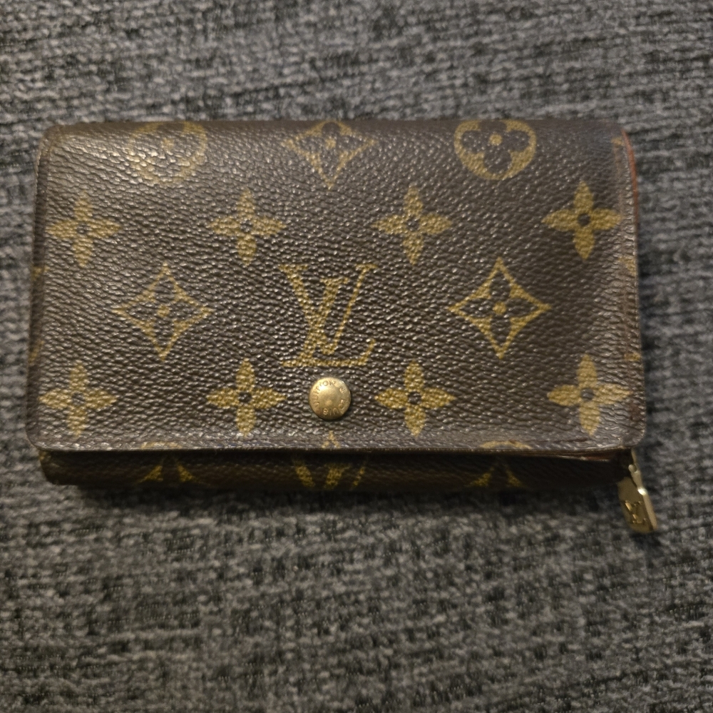 Louis Vuitton monogram bifold wallet